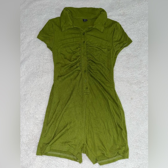 SHEIN Button Placket Ruched Front Rib-knit Solid Romper - Picture 4 of 6